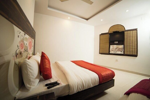 Deluxe Double Room, City View | Hypo-allergenic bedding, free WiFi, bed sheets - Hotel Sunrise DX (New Delhi)