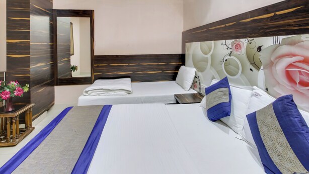 Hypo-allergenic bedding available, WiFi (free), bed sheets - Hotel Sunrise DX (New Delhi)