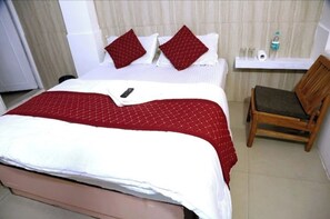 Hypo-allergenic bedding, free WiFi, bed sheets