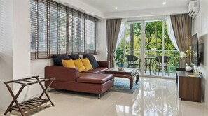 TV, books - B6 - 1 Bedroom Serviced Apartment, with sea view Balcony and shared Pool, Karon (Karon)