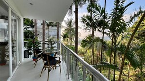 Property grounds - B6 - 1 Bedroom Serviced Apartment, with sea view Balcony and shared Pool, Karon (Karon)