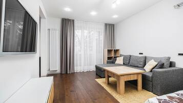 Deluxe Apartment, Balcony, Park View | In-room dining