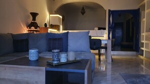 Ein modernes Wohnzimmer mit Sofa, Couchtisch und Dekorationselementen.