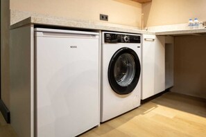 Mini-Kühlschrank, Herdplatte, Kochgeschirr/Geschirr/Besteck