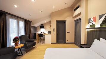 Junior suite, balkon | Select Comfort-bedden, een bureau, een laptopwerkplek