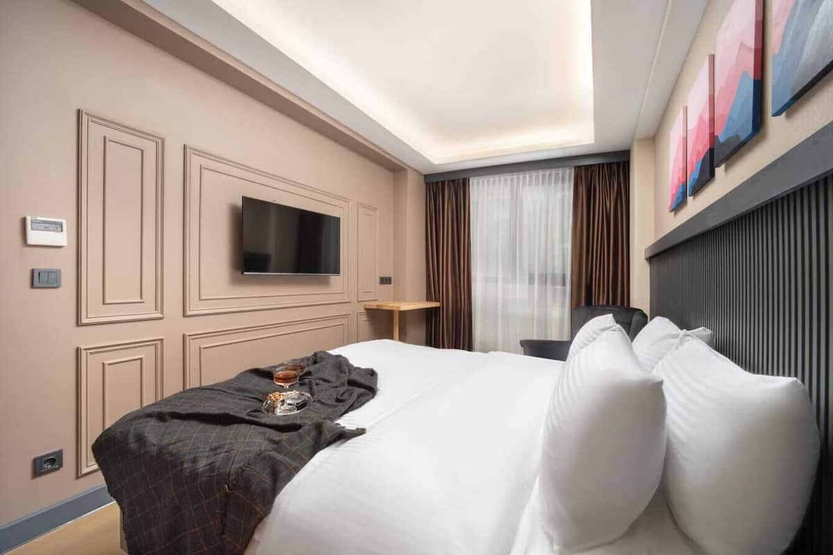 2 bedrooms, desk, laptop workspace, free WiFi