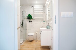 Shower, towels, soap, toilet paper - Global Apartments 6.16 Self Check in City center (Katowice)