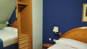 Habitación con 1 cama doble o 2 individuales, balcón, vistas a la montaña | Caja fuerte, escritorio, wifi gratis