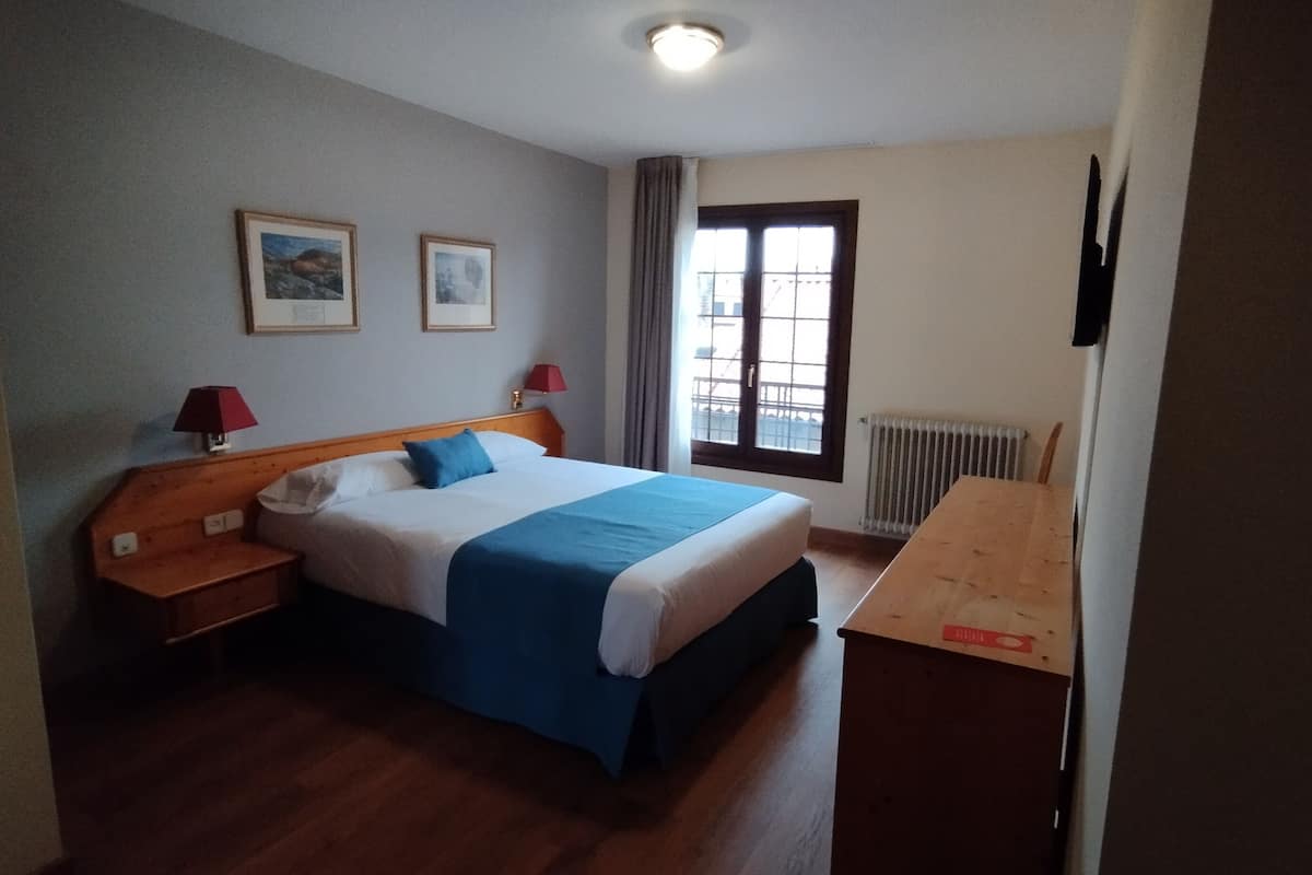 Vierpersoonskamer, balkon | Een kluis op de kamer, een bureau, gratis wifi