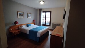 Habitación cuádruple, balcón | Caja fuerte, escritorio, wifi gratis