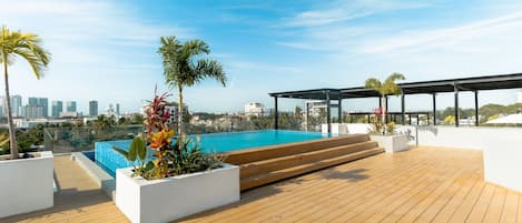 حمّام سباحة مُدفَّأ