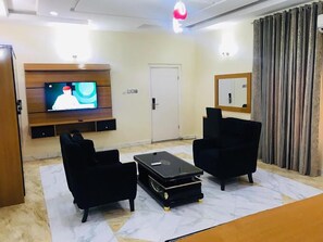 Quarto família, sacada, vista para a cidade | Área de estar