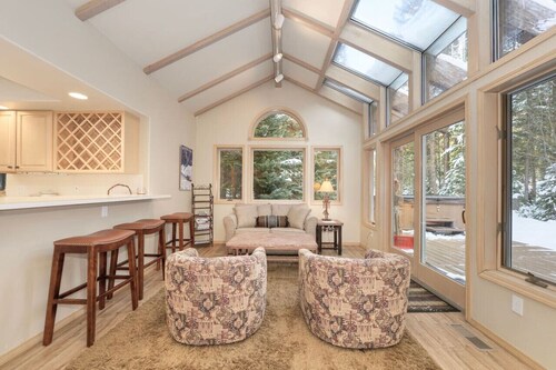 Trailside Mountain Retreat with Private Hot Tub