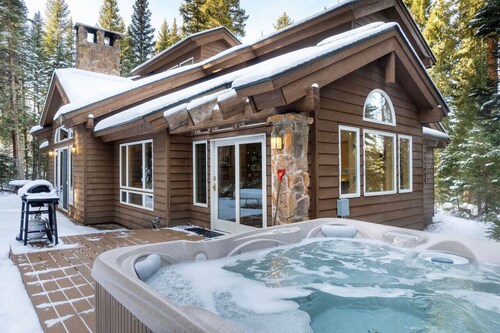 Trailside Mountain Retreat with Private Hot Tub