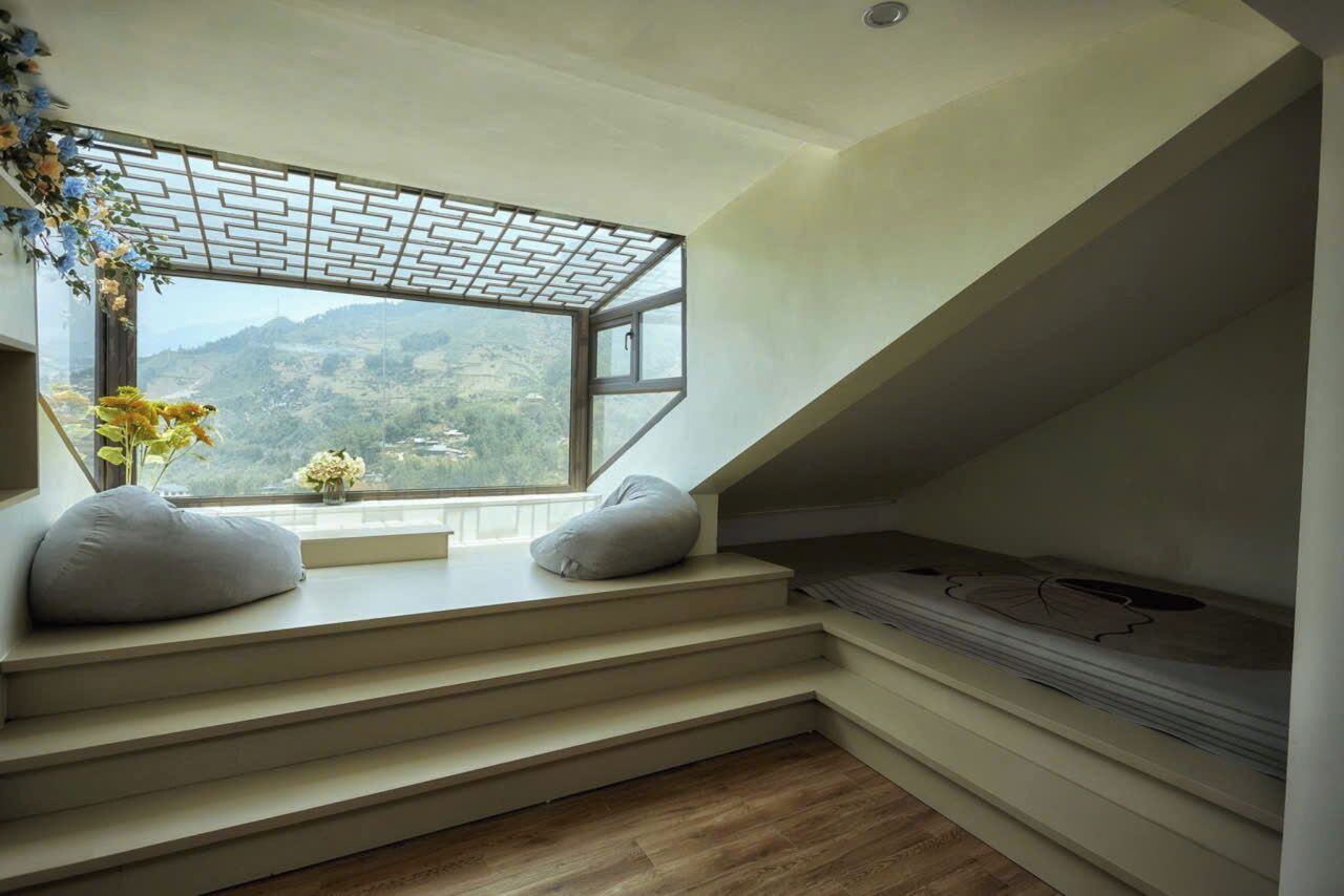 Un dormitorio con un ventanal grande, una cama y vistas al exterior.