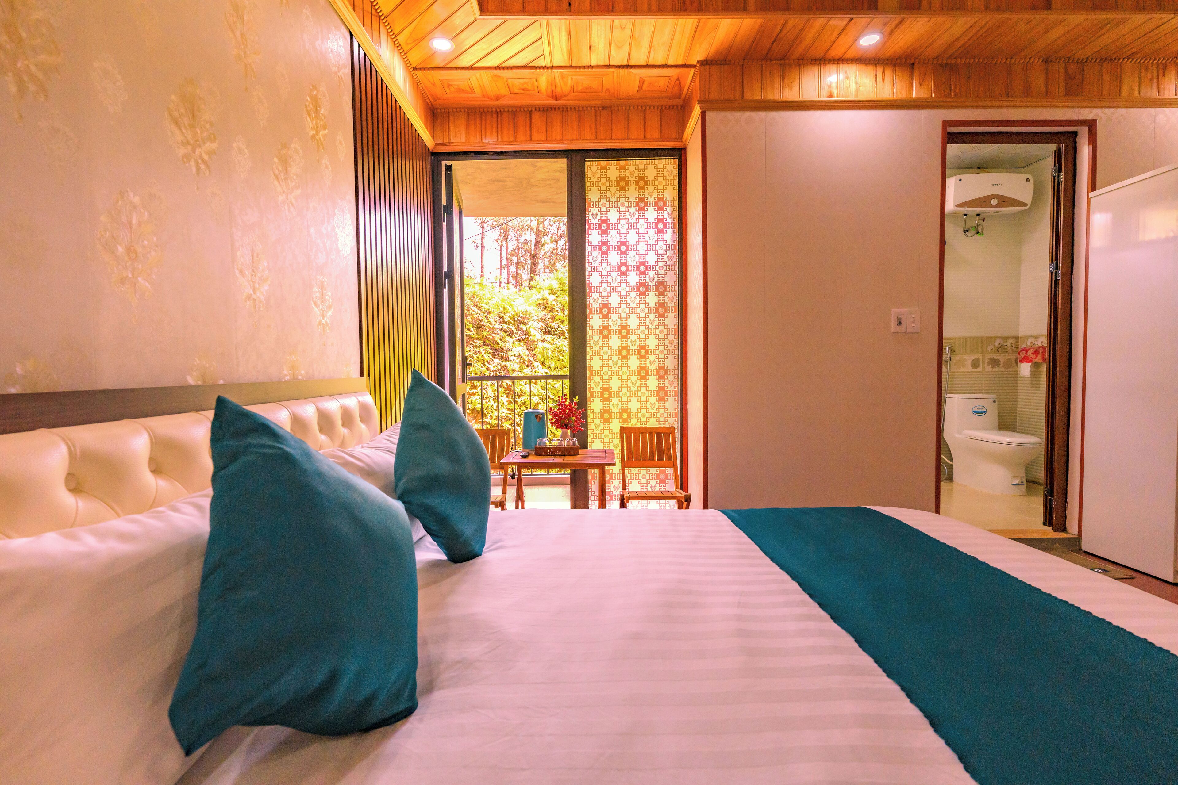 Luxury Villa | Desk, laptop workspace, blackout drapes, soundproofing