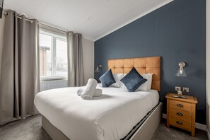 2 bedrooms, iron/ironing board, free WiFi, bed sheets - Lodge No 85 | Hot Tub | Stewart's Resort Cameron (Cameron)