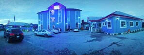 Fachada de la propiedad por la tarde o noche