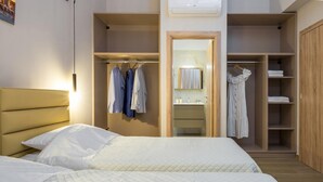Une chambre avec deux lits, une armoire et un miroir.