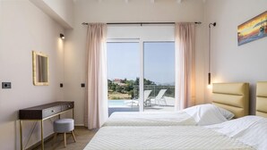 Une chambre d’hôtel avec un lit, un bureau, une chaise et une vue sur un balcon donnant sur une piscine.