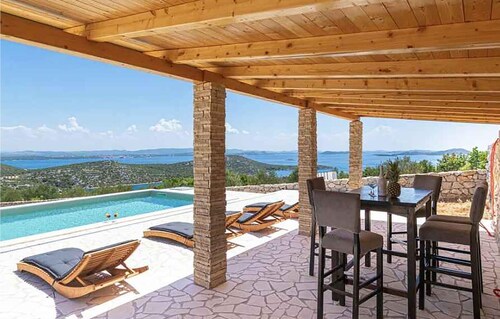 2 bedroom stunning home in Tkon