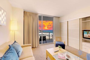 テレビ、書斎 / ワークスペース