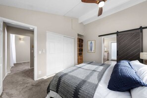 4 slaapkamers, een bureau, een strijkplank/strijkijzer, wifi