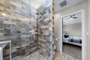 Een douche, een haardroger, handdoeken