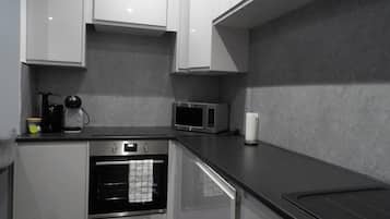 Lemari es, microwave, oven, dan kompor