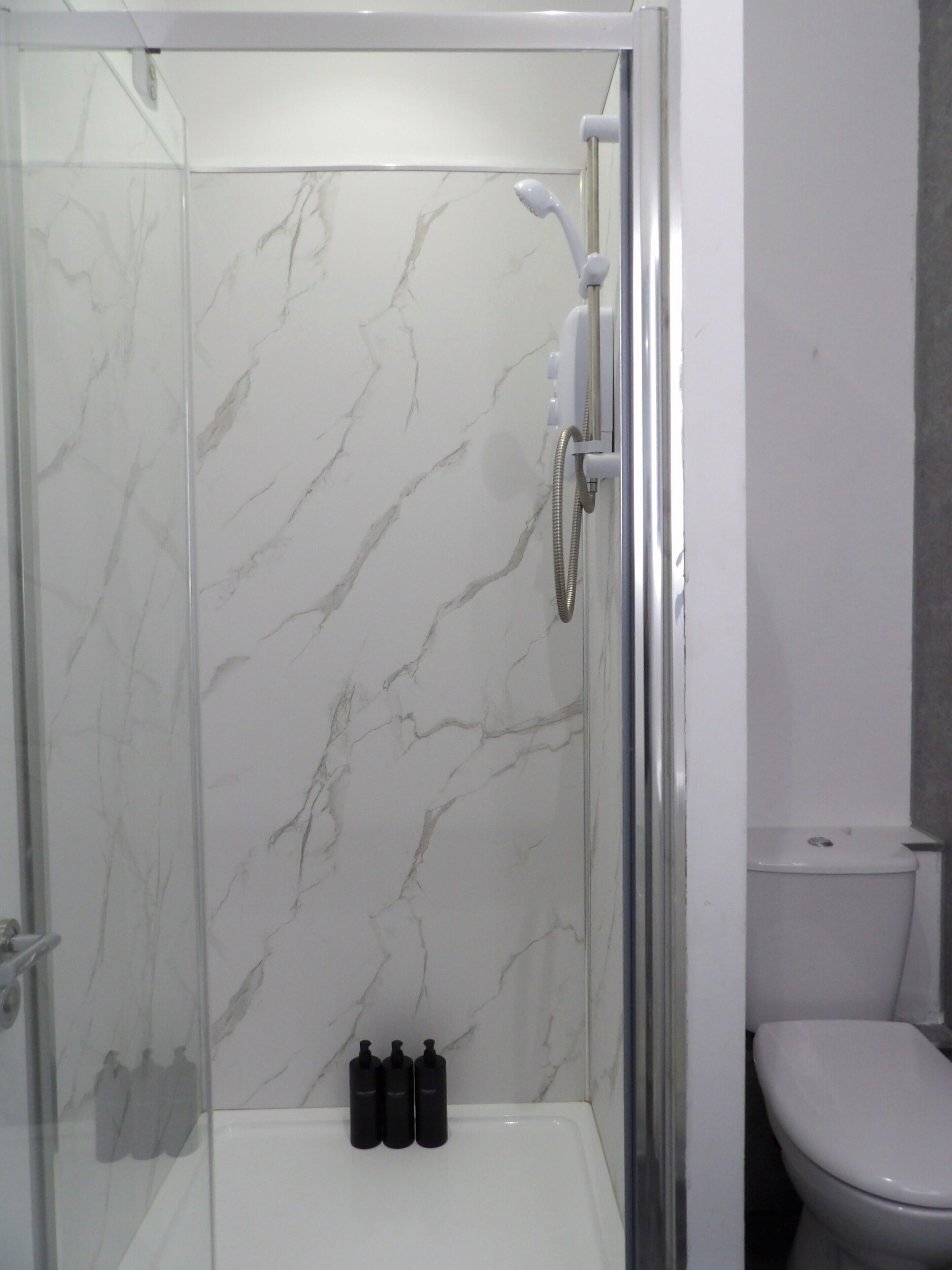 公寓 | 浴室 | 淋浴設備、吹風機、毛巾、衛生紙