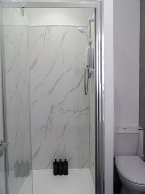 Apartamento | Baño | Ducha, secador de pelo, toallas y papel higiénico