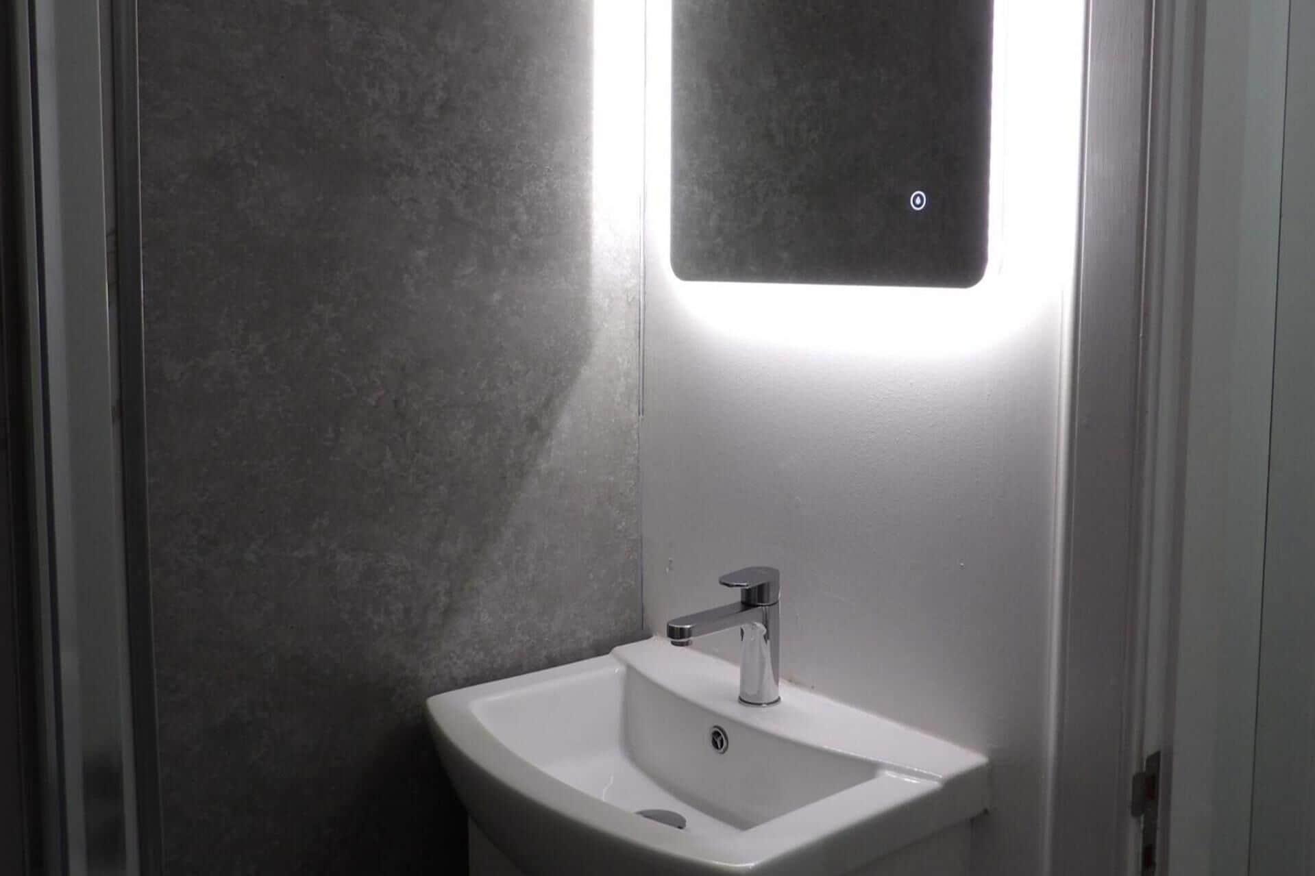 淋浴設備、吹風機、毛巾、衛生紙