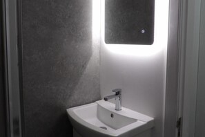 Douche, sèche-cheveux, serviettes fournies, papier toilette