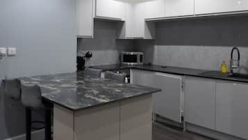 Lemari es, microwave, oven, dan kompor