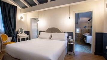 4 bedrooms, desk, iron/ironing board, travel cot