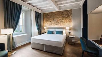 5 bedrooms, desk, iron/ironing board, travel crib