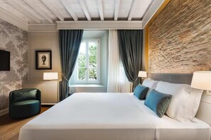 5 bedrooms, desk, iron/ironing board, travel crib