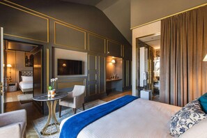 5 bedrooms, desk, iron/ironing board, travel crib