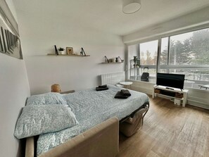 WiFi, bed sheets