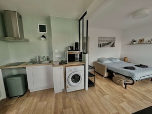 WiFi, bed sheets - Sydney - studio with loggia, direct beach access (Courseulles-sur-Mer)