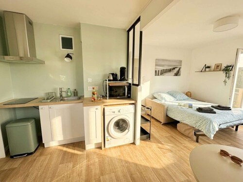 Sydney - studio with loggia, direct beach access