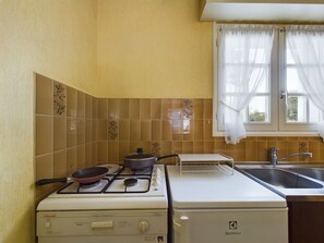 Micro-ondes, four, plaque de cuisson, cafetière/bouilloire