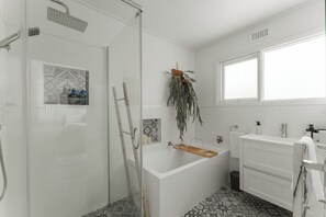 Een douche, een haardroger, handdoeken