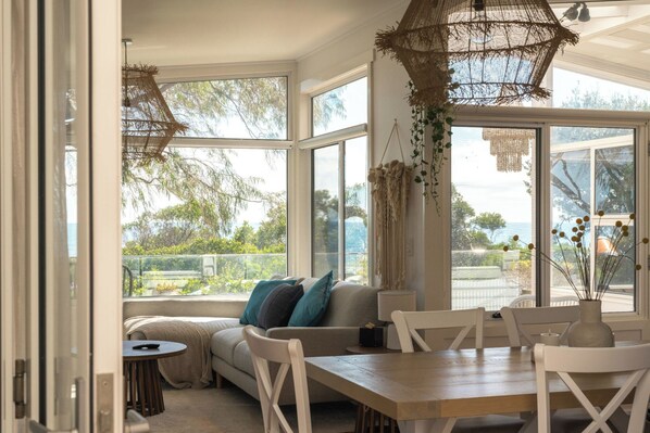 Smart TV, fireplace, books - 3-Bedroom Getaway Minutes from the Beach (Penguin)