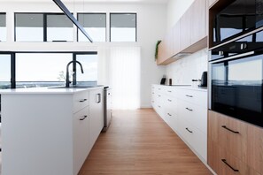 ميكروويف، غسالة أطباق، مناشف ورقية، مائدة طعام