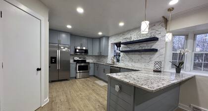 UPDATE 4-bedroom ranch 10 min from Down Town with WiFi and AC