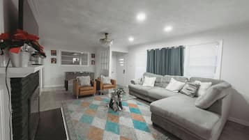 Fernseher, Kamin, Videospiele, Tischfußball