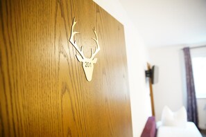 A wooden door with a deer antler and the number 201. - Comfortable and versatile room -perfect for relaxation, work and exchange (Winterberg)