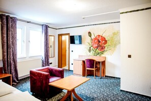 Fernseher, Tischfußball, Stereoanlage