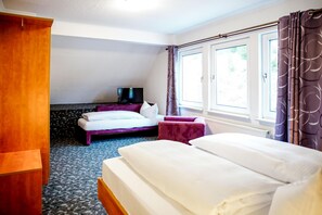 1 bedroom, free WiFi, bed sheets - Comfortable and versatile room -perfect for relaxation, work and exchange (Winterberg)